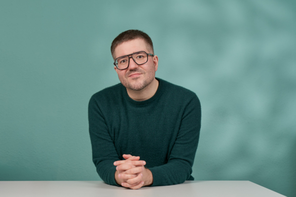 Michael Helbing Portrait am Tisch