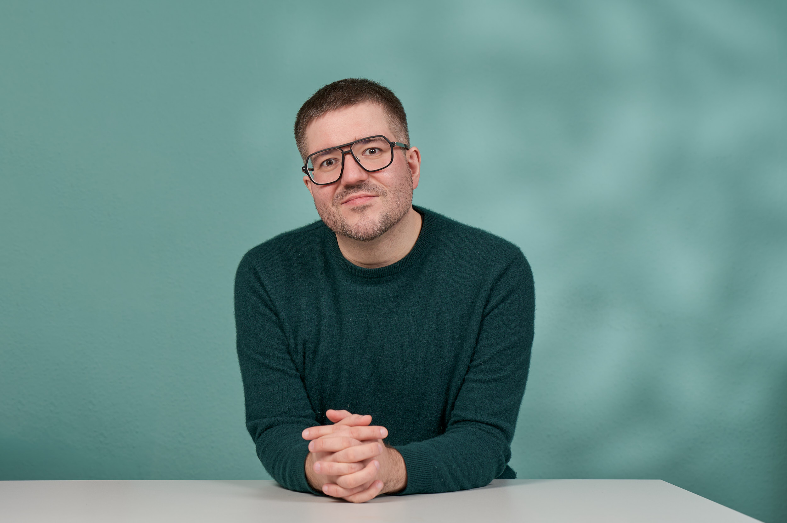 Michael Helbing Portrait am Tisch Michael Helbing Portrait am Tisch