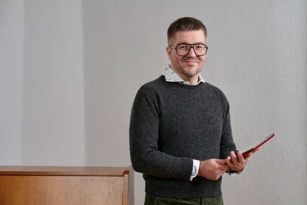 Michael Helbing Portrait im Stimmkontor Hannover mit iPad