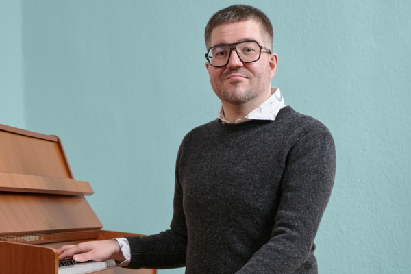 Michael Helbing Portrait im Stimmkontor Hannover vor dem Klavier